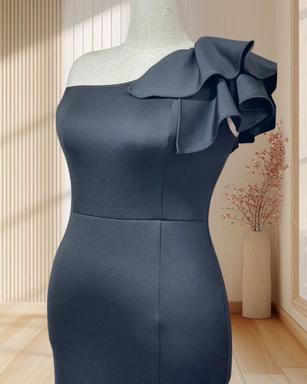 (PRE-LOVED) ราตรียาวสีดำ บ่าเฉียงระบาย ผ้ายืด ไซส์ 2XL