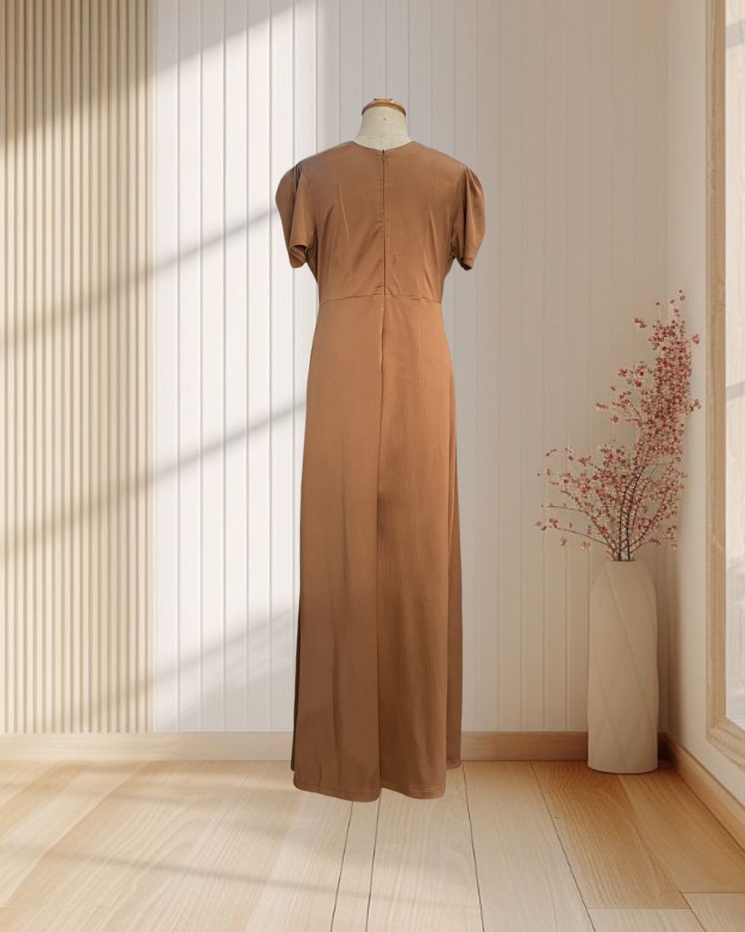 (PRE-LOVED) ราตรียาวสีน้ำตาล มีแขนผ้าซาติน กระโปรงผ่าหน้า ไซส์ 2XL