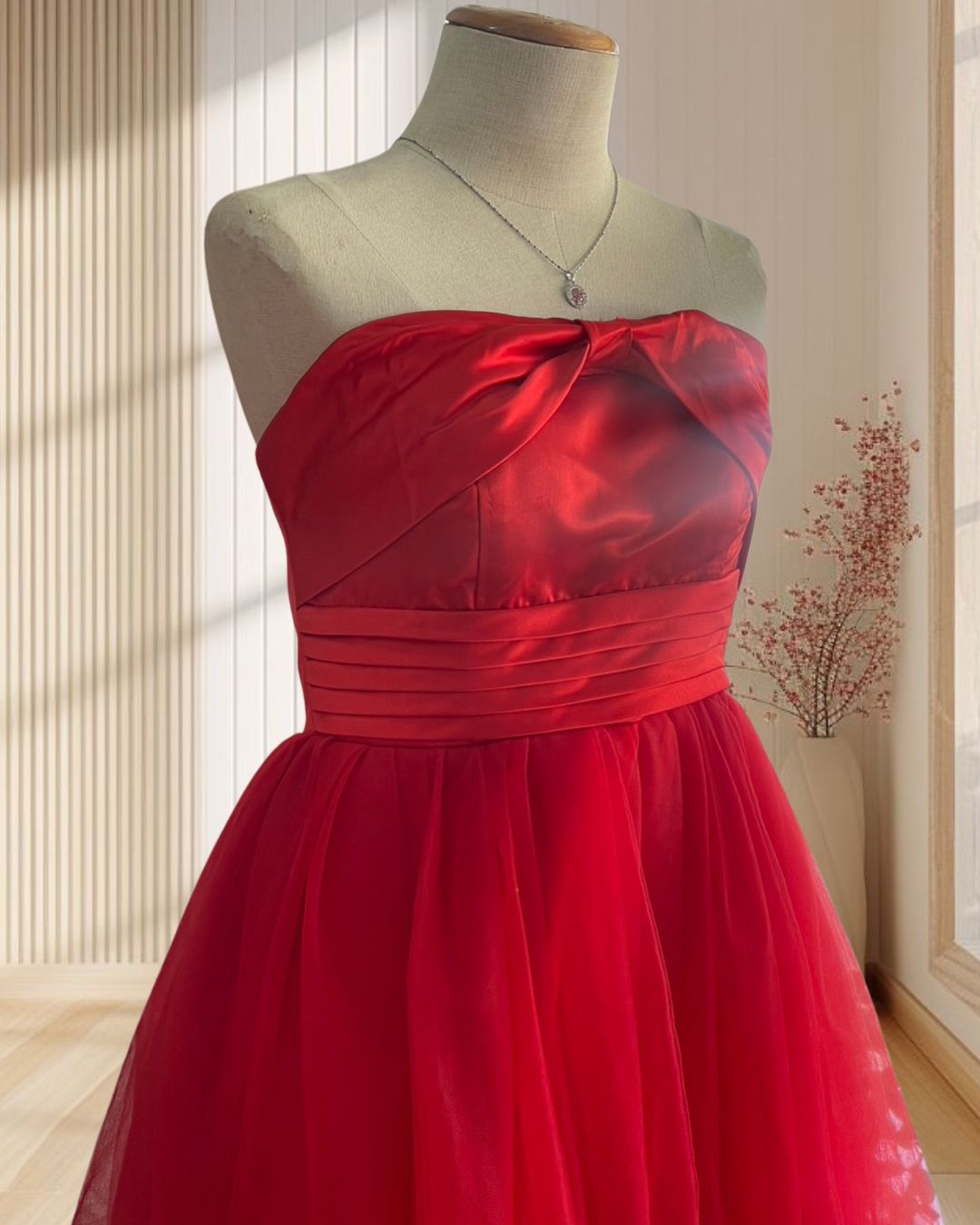 (PRE-LOVED)ราตรีสั้นสีแดง เกาะอก แต่งอกโบว์ กระโปรงฟู ไซส์ L