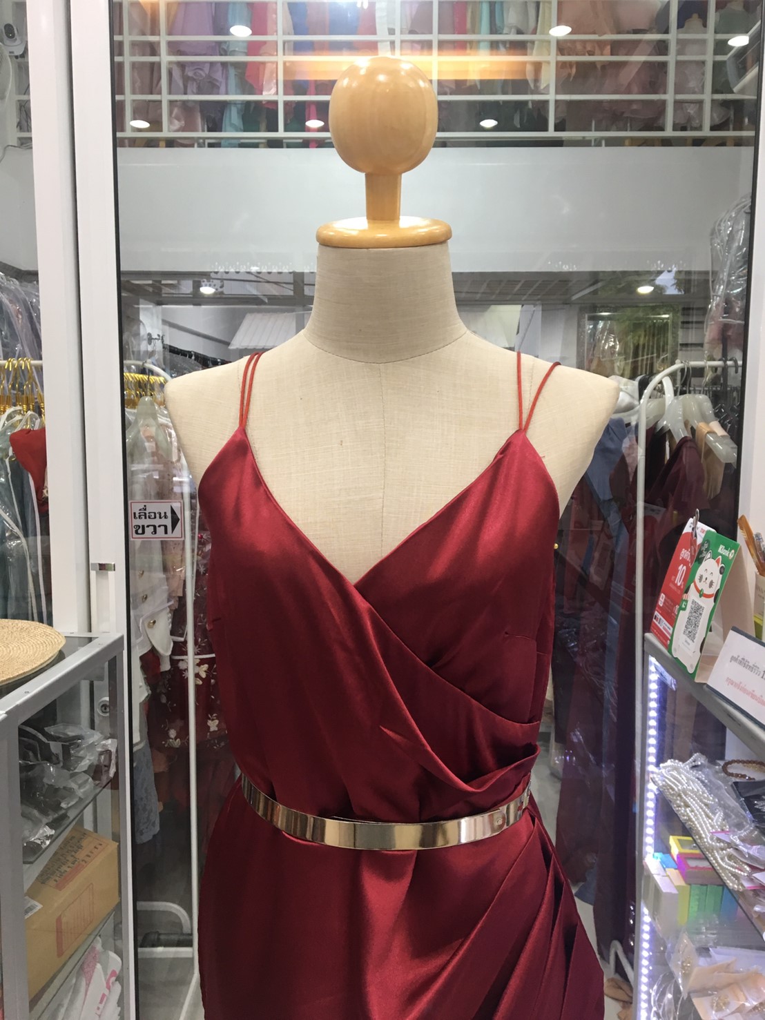 (PRE-LOVED) ราตรียาวสีแดงสายเดี่ยวคอวี (L)
