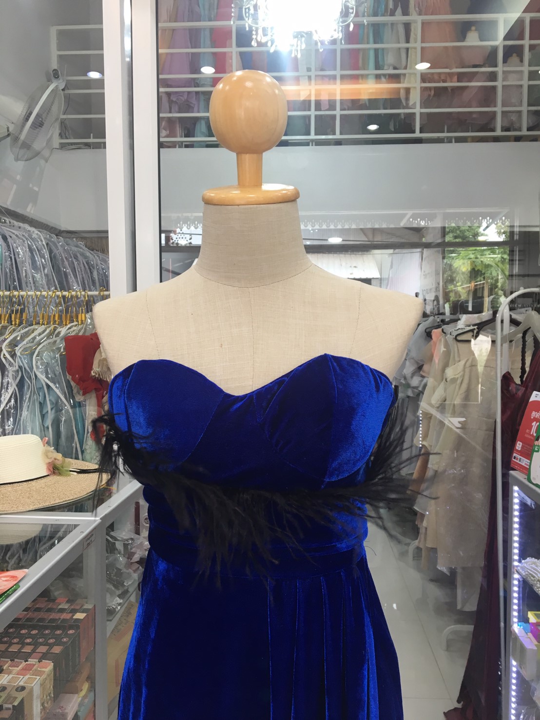 (PRE-LOVED) ราตรียาวสีน้ำเงินเกาะอกอกกำมะหยี่ขนนกดำ (M)