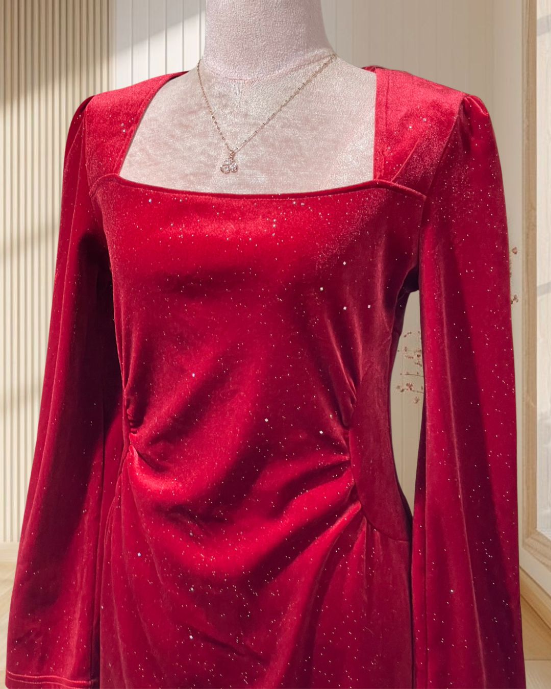 (PRE-LOVED) ราตรีสั้นสีแดงไวน์ แขนยาว ผ้ากำมะหยี่ กลิตเตอร์เล็กน้อย ไซส์ L