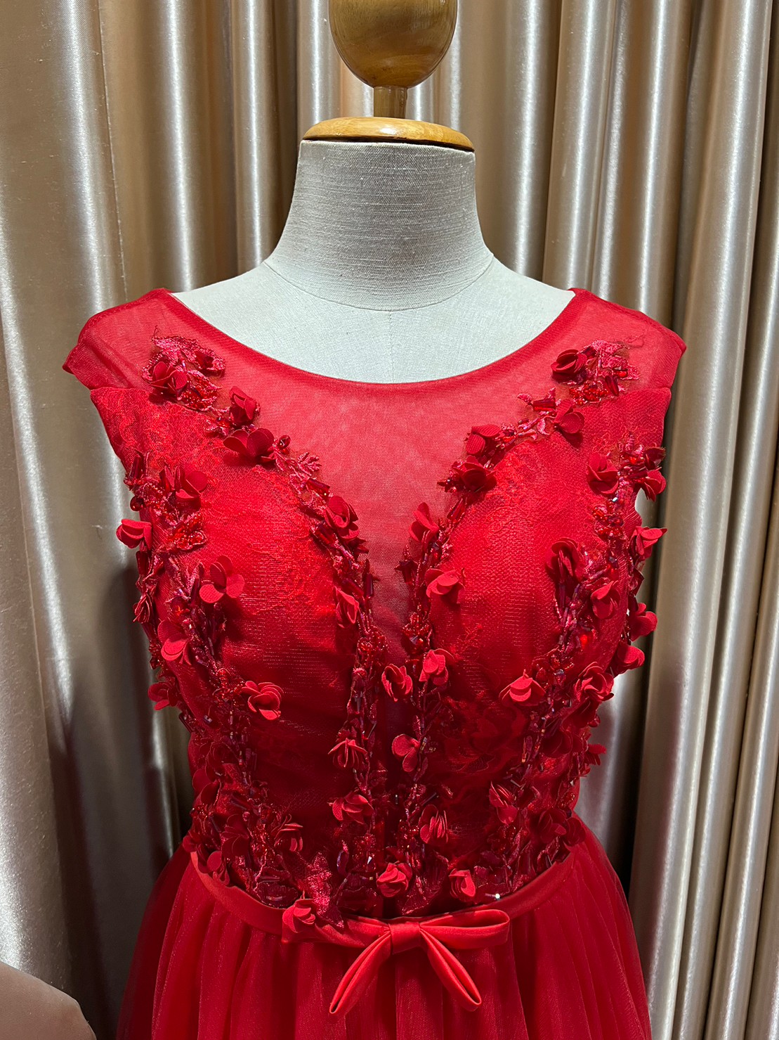 (PRE-LOVED) ราตรียาวแขนกุดดอกซีทรูปักเลื่อม