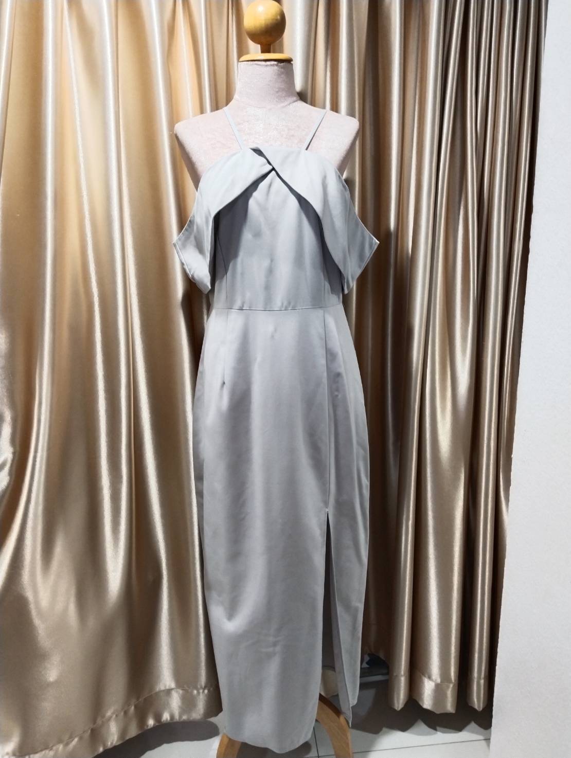 (PRE-LOVED) ราตรียาวสีเทาสายเดี่ยวคู่ปิดแขน L