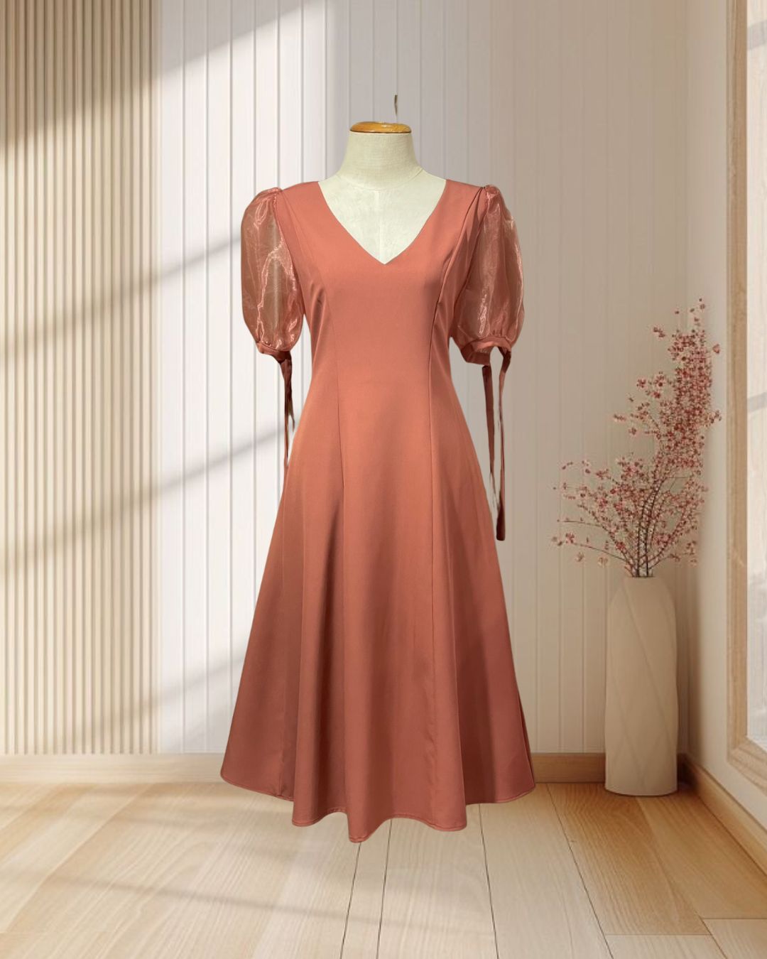 (PRE-LOVED) ราตรีสั้นสีส้มคอวีแขนตุ๊กตาผ้าแก้ว แต่งโบว์แขนจับเดรปใต้อก L