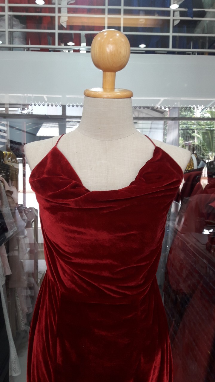 (PRE-LOVED) ยาวแดงกำมะหยี่คอถ่วง (S)