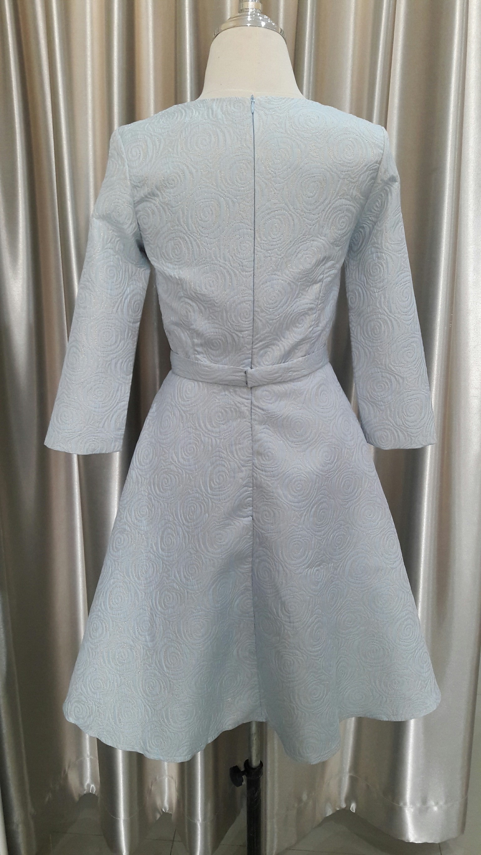 (PRE-LOVED) ราตรีสั้นสีฟ้ามีเเขนผ้าลายดอกกุหลาบ(S)