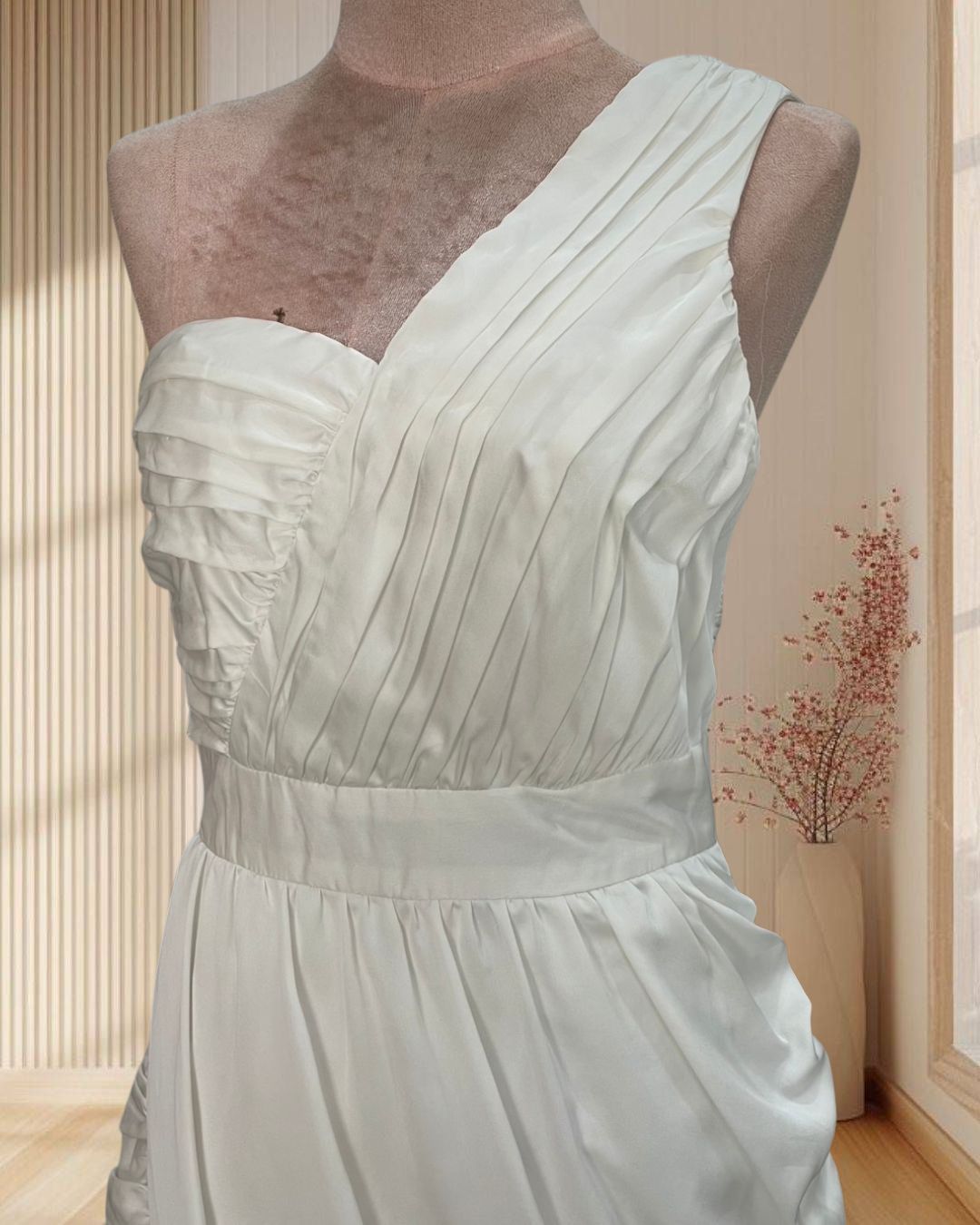 (PRE-LOVED) ราตรีสั้นสีขาว ผ้าร่ม บ่าเฉียง แต่งจีบขนมชั้นด้านหลัง ไซส์ S