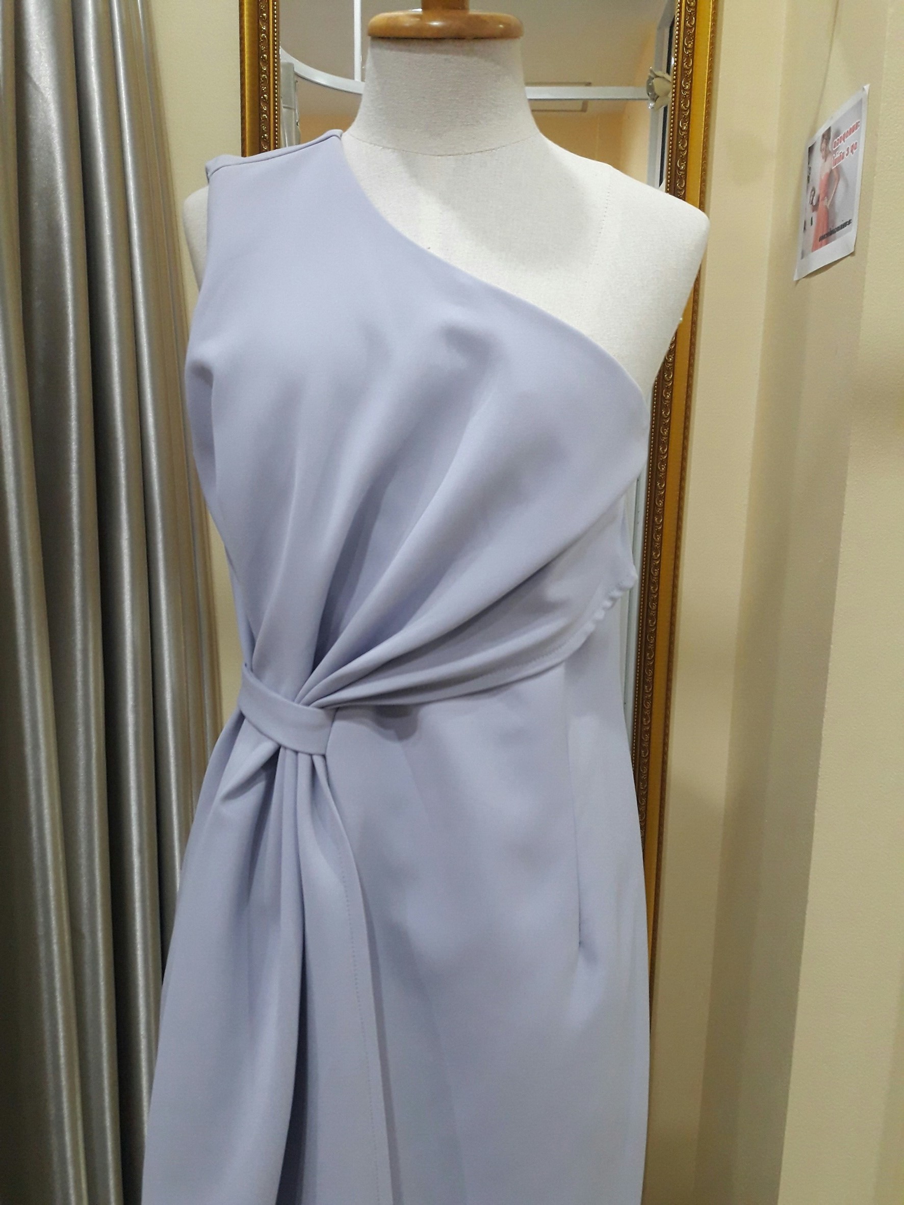 (PRE-LOVED) ชุดราตรีสั้นสีเทาขยุ้มเอวไหล่เบี่ยง (L)