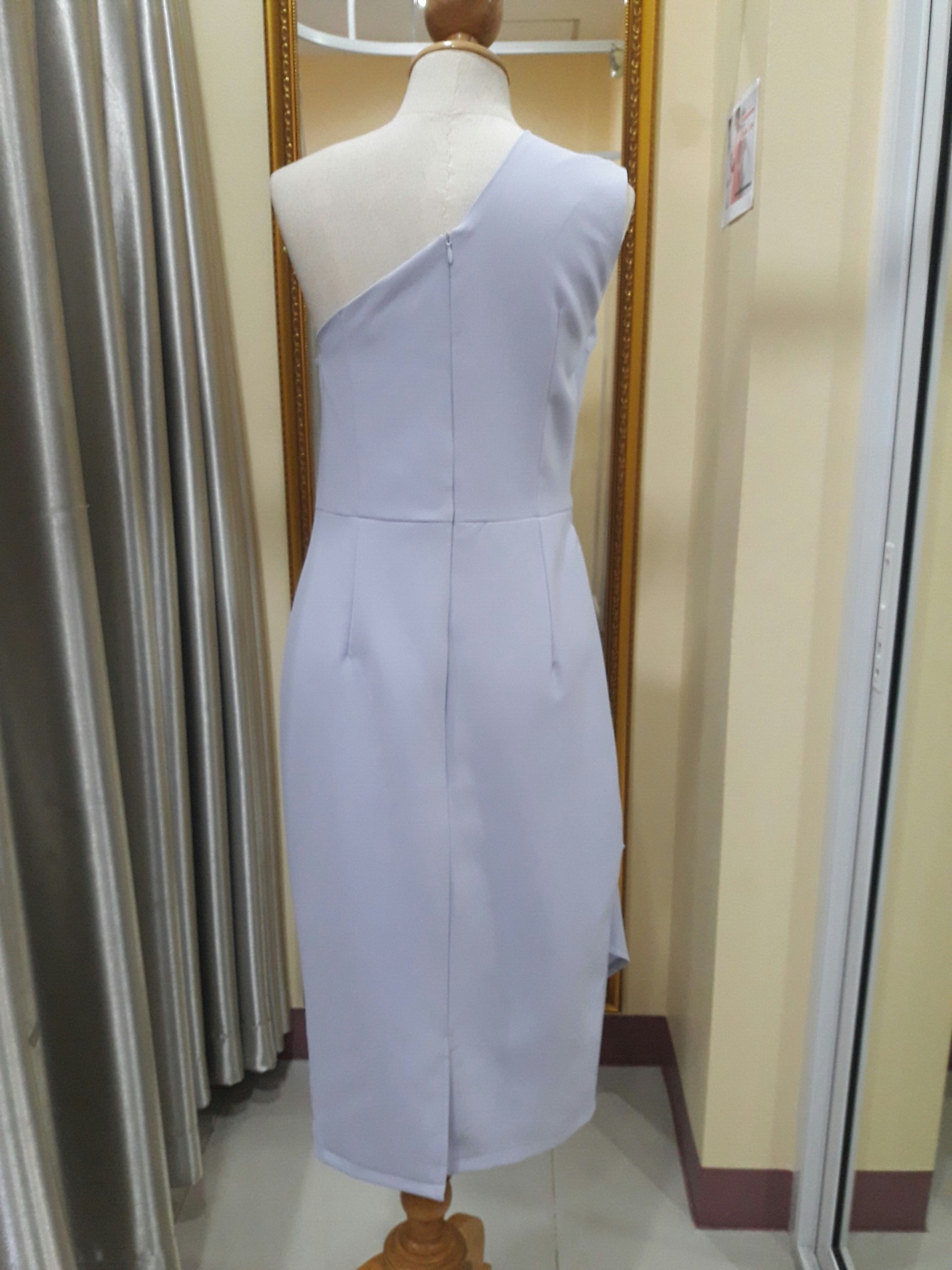 (PRE-LOVED) ชุดราตรีสั้นสีเทาขยุ้มเอวไหล่เบี่ยง (L)