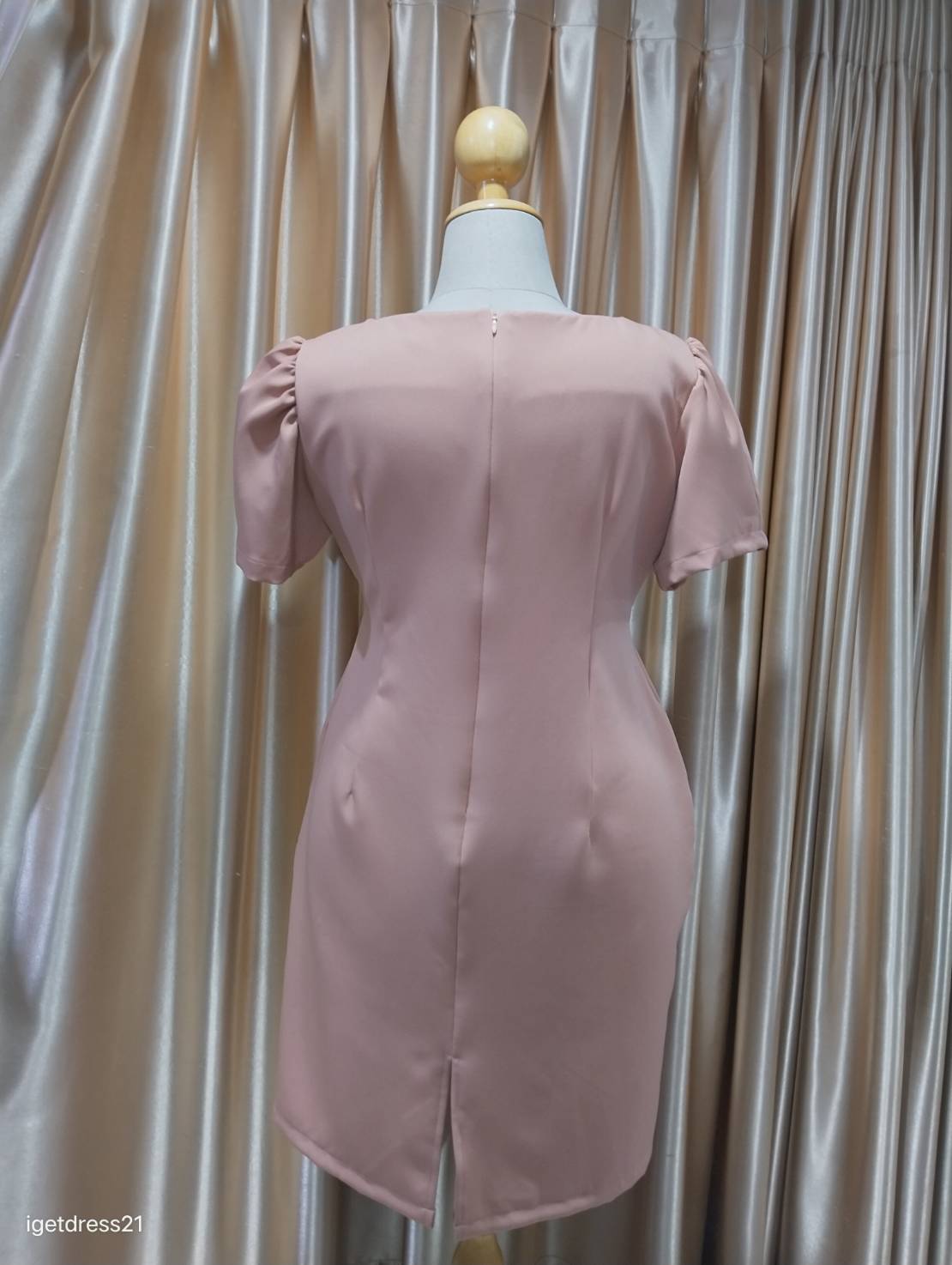 (PRE-LOVED) เดรสสั้นออกงานแขนสั้นบาร์บี้แต่งโบว์แขนจีบ สีน้ำตาล 4XL