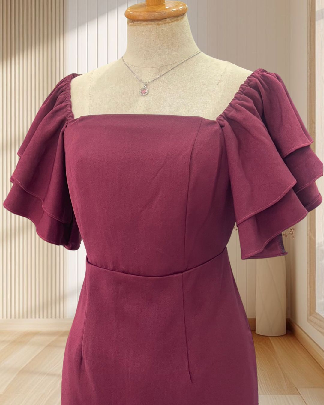 (PRE-LOVED) ราตรีสั้น สีแดง แต่งแขนระบาย กระโปรงทรงสอบ ไซส์ L