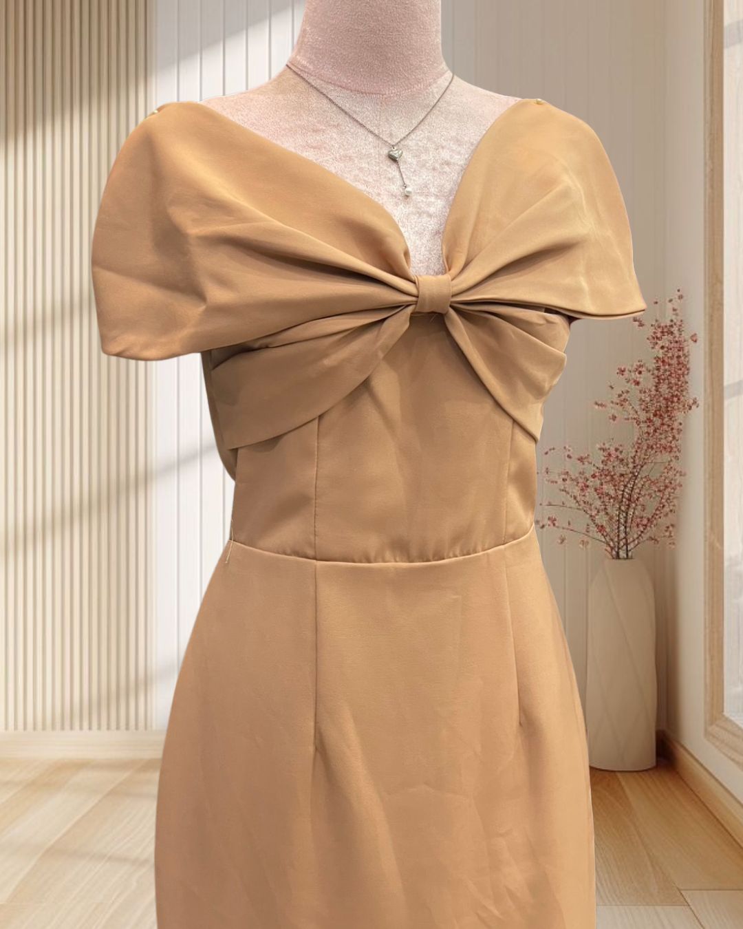 (PRE-LOVED) ราตรีสั้นสีน้ำตาลอิฐสายเดี่ยวรวบโบว์2ชั้น อ้อมแขนผ้าบาบี้ ไซส์ M