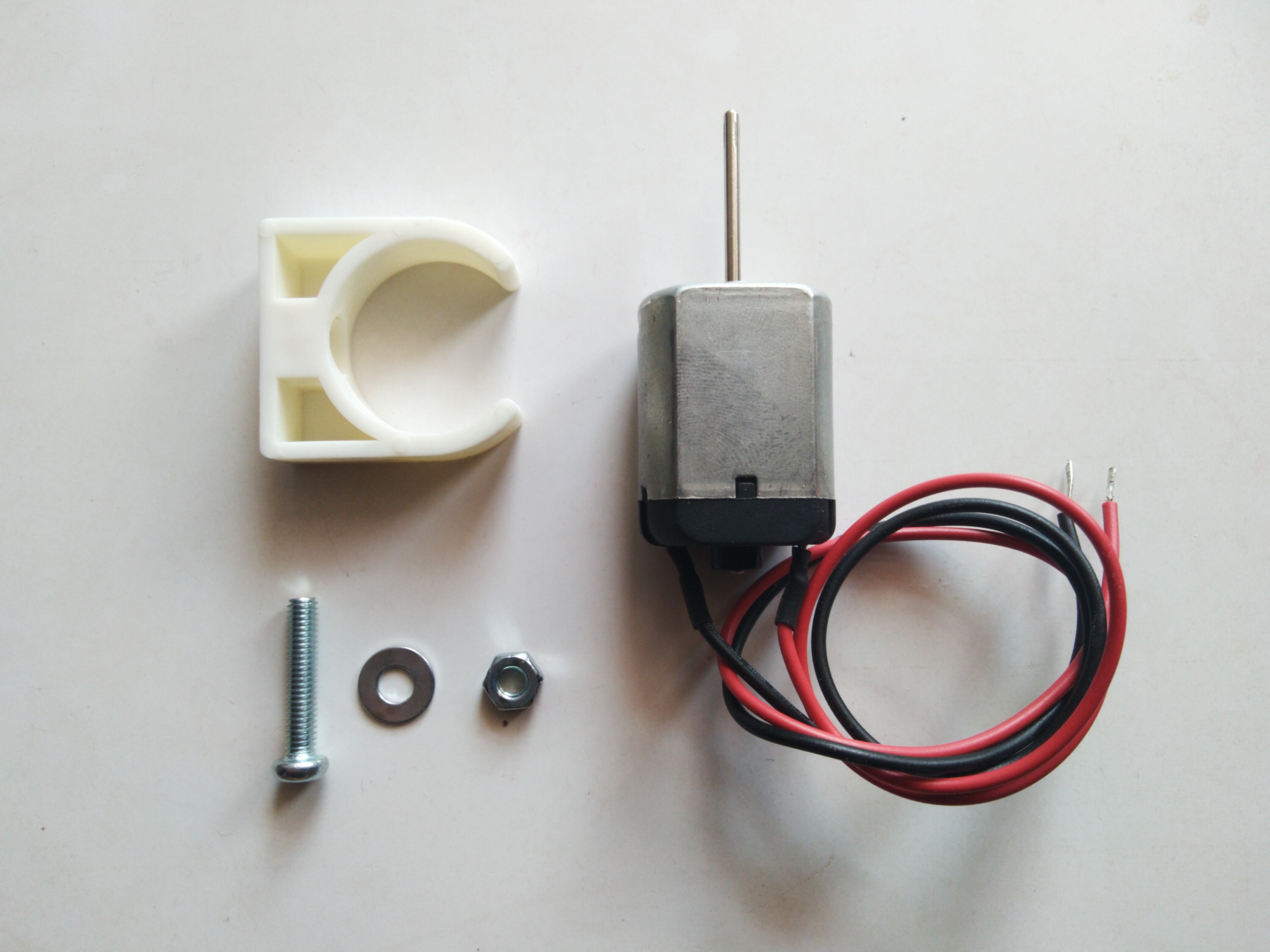 เครื่องปั่นไฟด้วยลมแบบรอบต่ำ