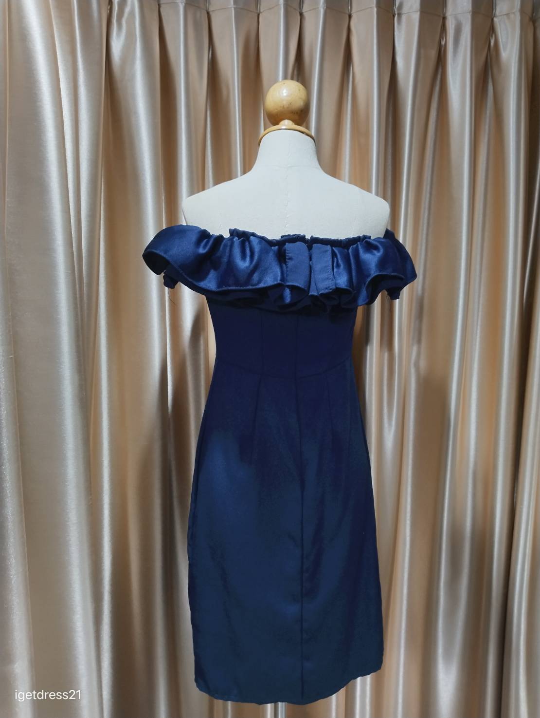 (PRE-LOVED) ชุดเดรสสั้นปาดไหล่ระบาย สีกรม S