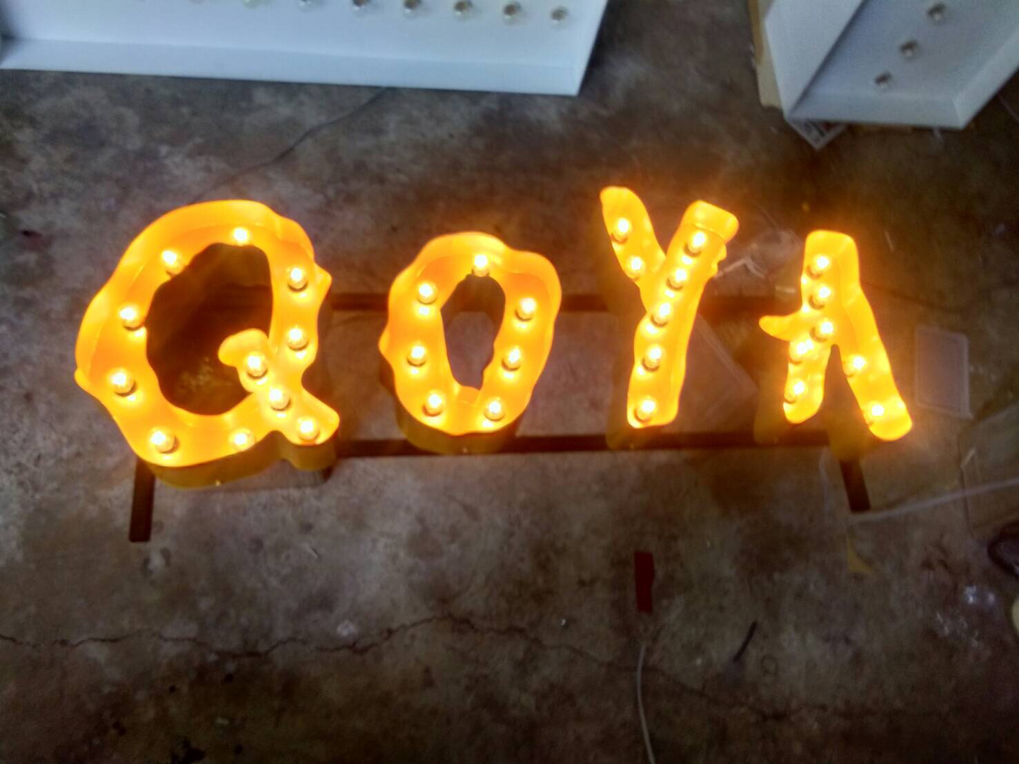 ป้ายอักษรไฟปิงปอง #QOYA