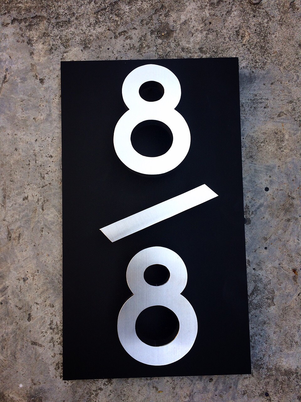 ป้ายตัวอักษรสแตนเลส ติดบนฐานสีดำด้าน