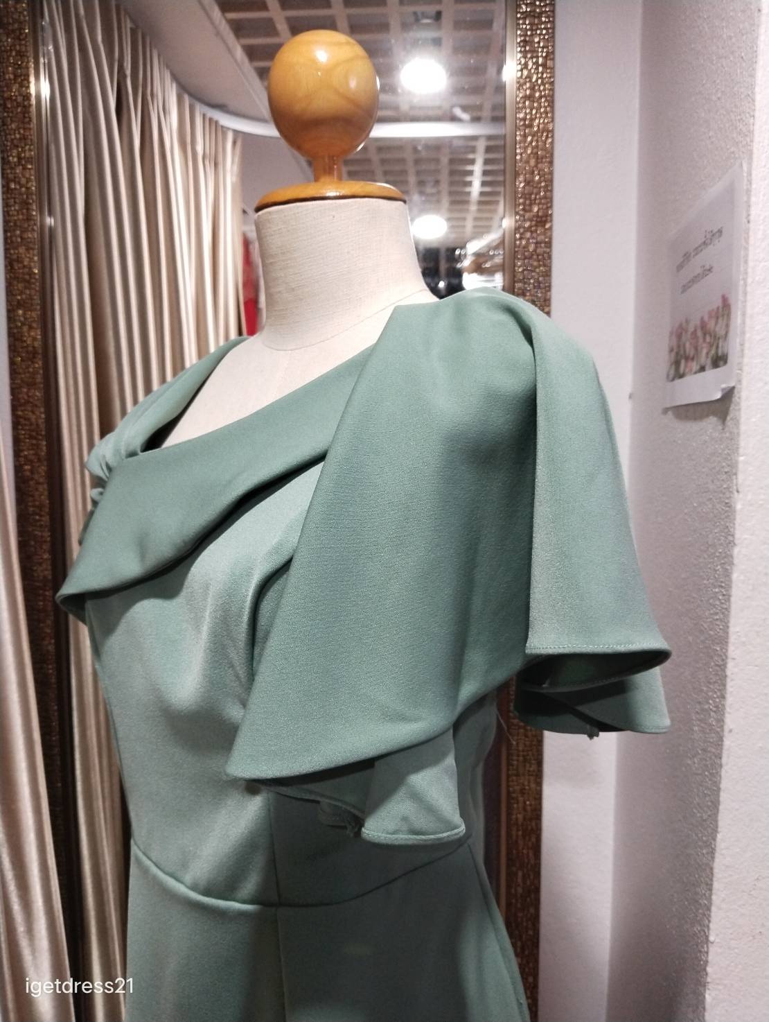 (PRE-LOVED) ราตรีสั้นไหล่เบี่ยงระบายคลุมไหล่ผ้าฮานาโกะ XL มือ2