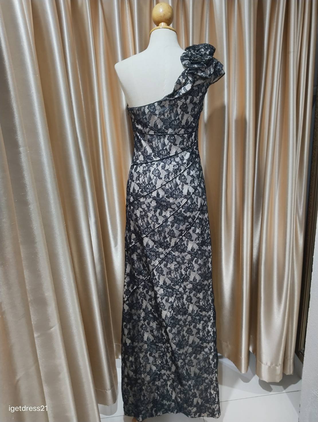 (PRE-LOVED) ชุดราตรียาวบ่าเฉียงลูกไม้ดำแต่งดอกไม้ใหญ่ที่ไหล่ S