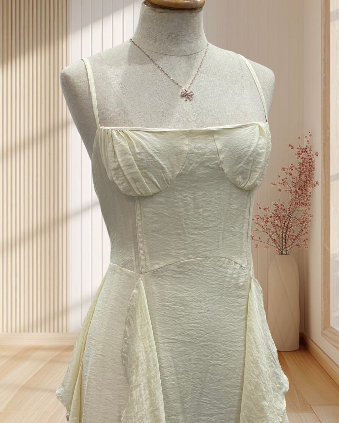 (PRE-LOVED) เดรสยาวสีครีม สายเดี่ยว ผ้ายับ กระโปรงแต่งระบายแมงกะพรุน ไซส์ L