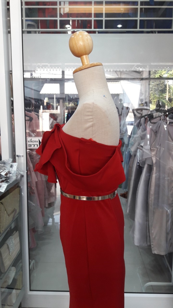 (PRE-LOVED) ราตรีสั้นแดงไวน์ปาดไหล่อกระบาย2ชั้น (S) มือ2