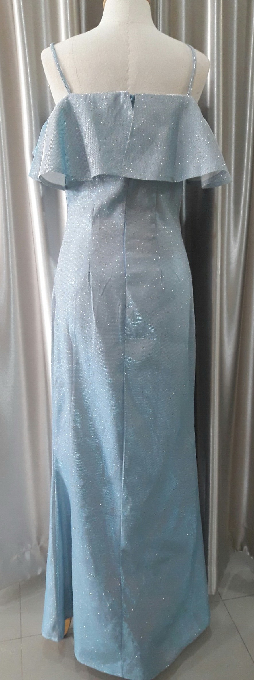 (PRE-LOVED) ชุดราตรียาวสีฟ้าสายเดี่ยวอกระบาย Size : S