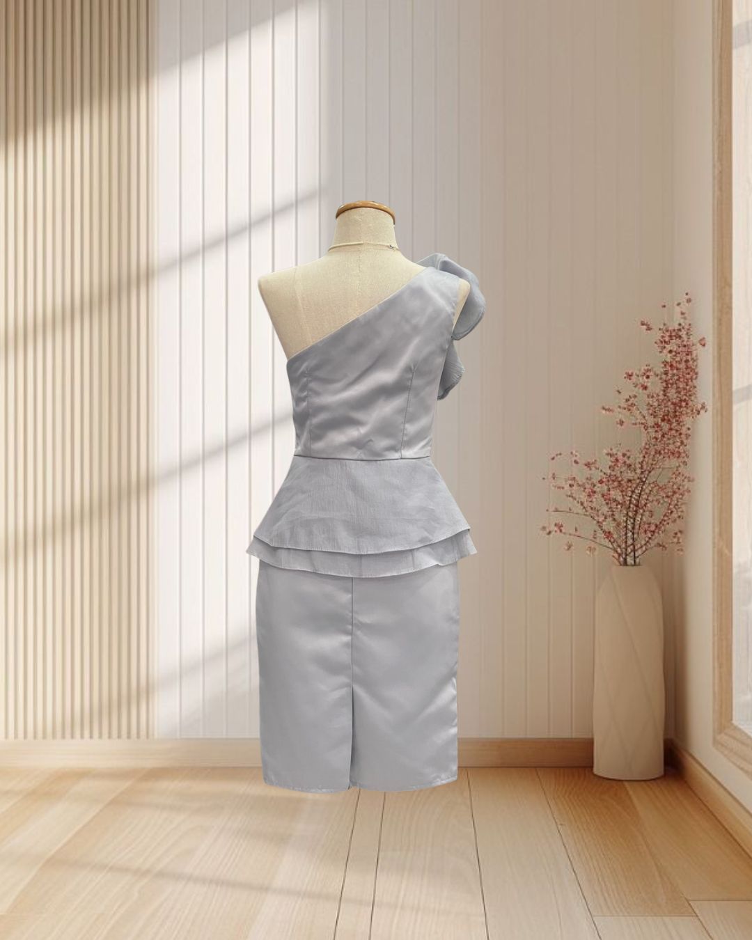 (PRE-LOVED) รารีสั้นสีเทา บ่าเฉียง ระบายช่วงอกและเอว ไซส์ S