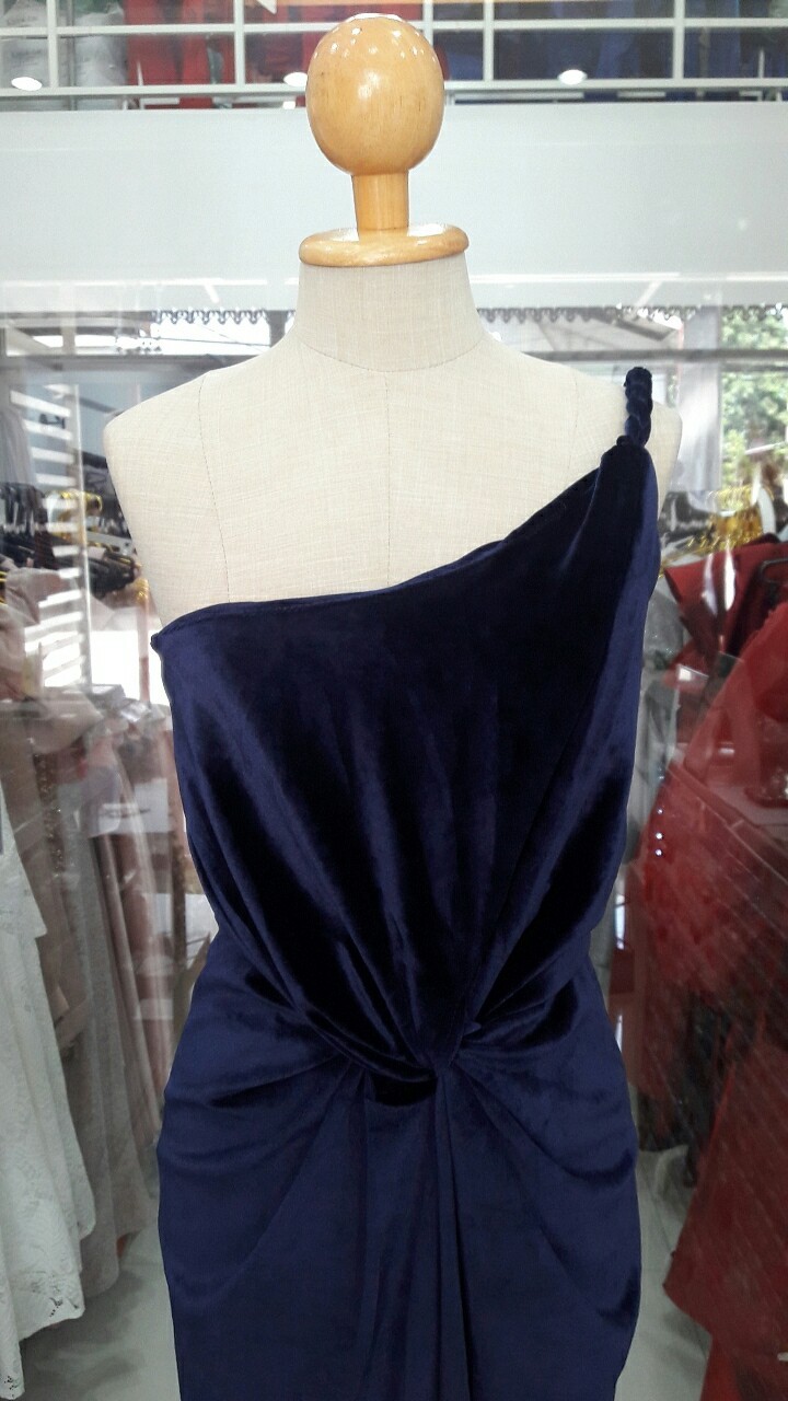 (PRE-LOVED) ราตรียาวกรมสายเดี่ยวข้างเดียวกำมะหยี่ขยุ้มเอว (2XL)