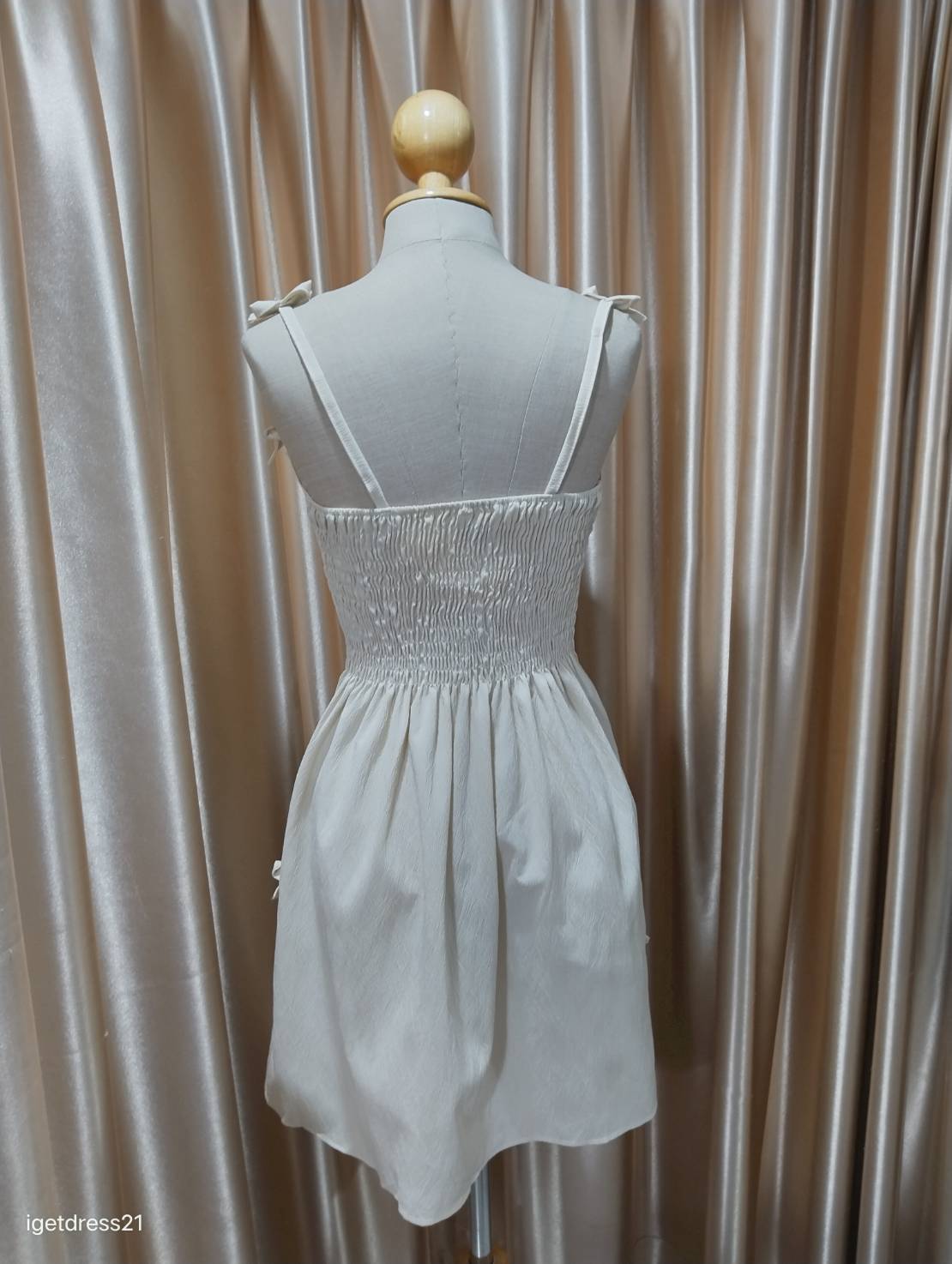 เดรสผูกแขนแต่งโบว์ สีครีมอ่อน F