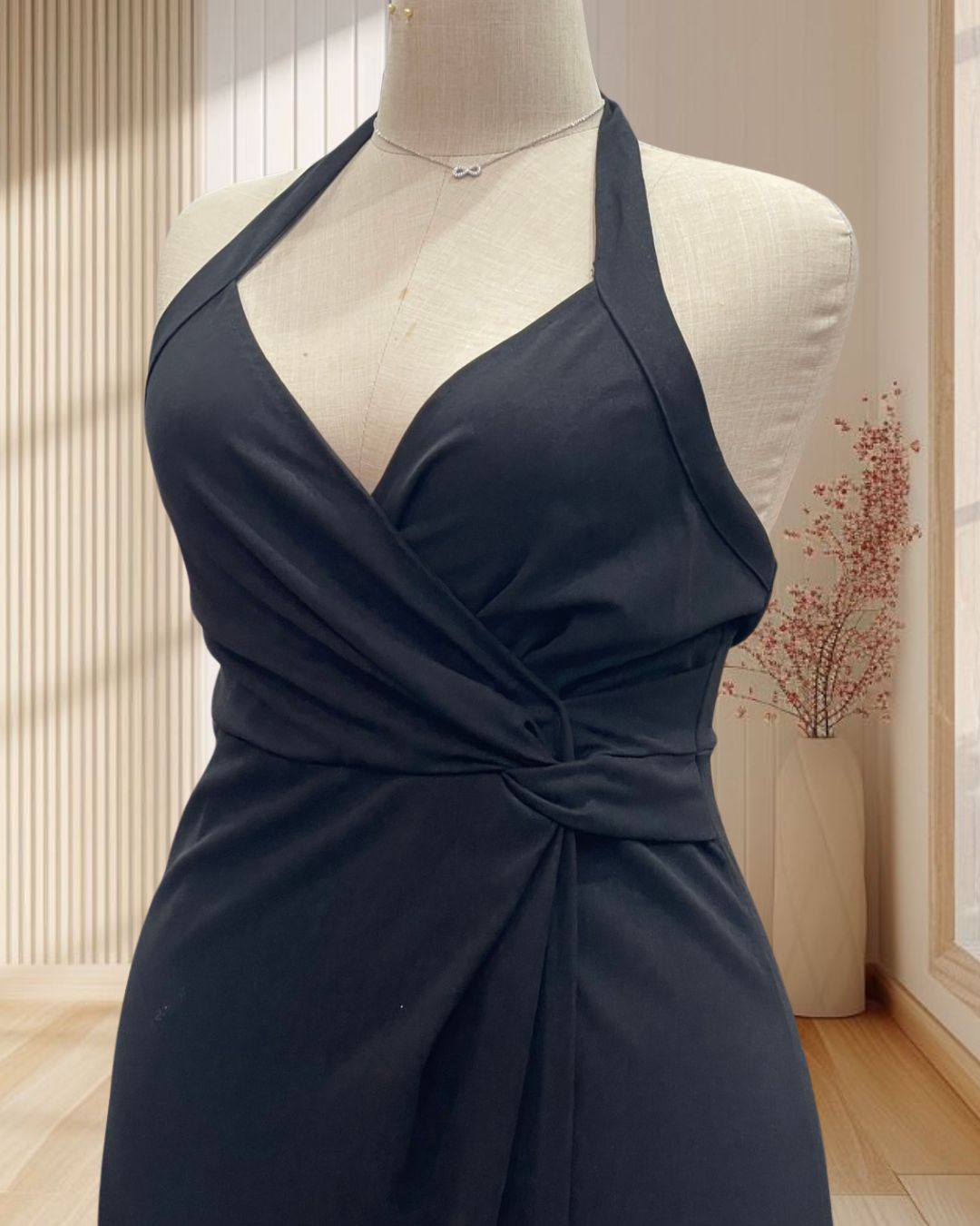 เดรสสั้นสีดำ สายเดี่ยวคล้องคอผูกโบว์ด้านหลัง ขยุ้มเอว ไซส์ 2XL