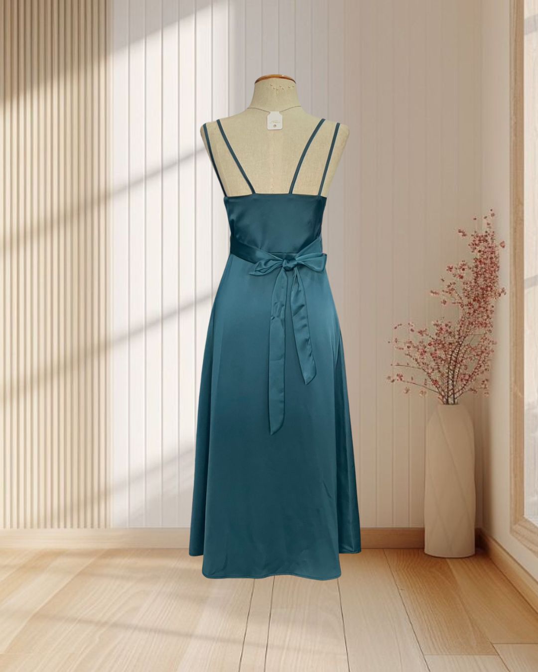 (PRE-LOVED) ราตรียาวสีเขียว ผ้าเงาสายเดี่ยวแต่งผ้าผูกหลัง ไซส์ M