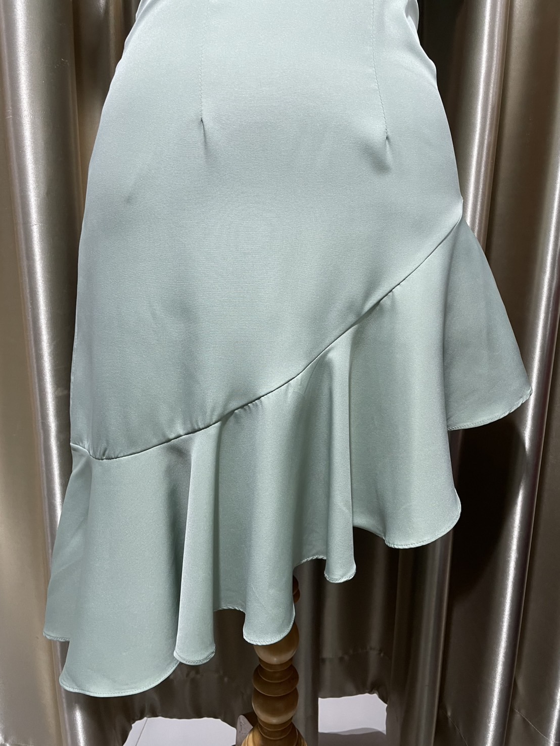 (PRE-LOVED) ราตรีสั้นสายเดี่ยวปิดแขนชายหางปลาผ้าบาบี้ 2XL