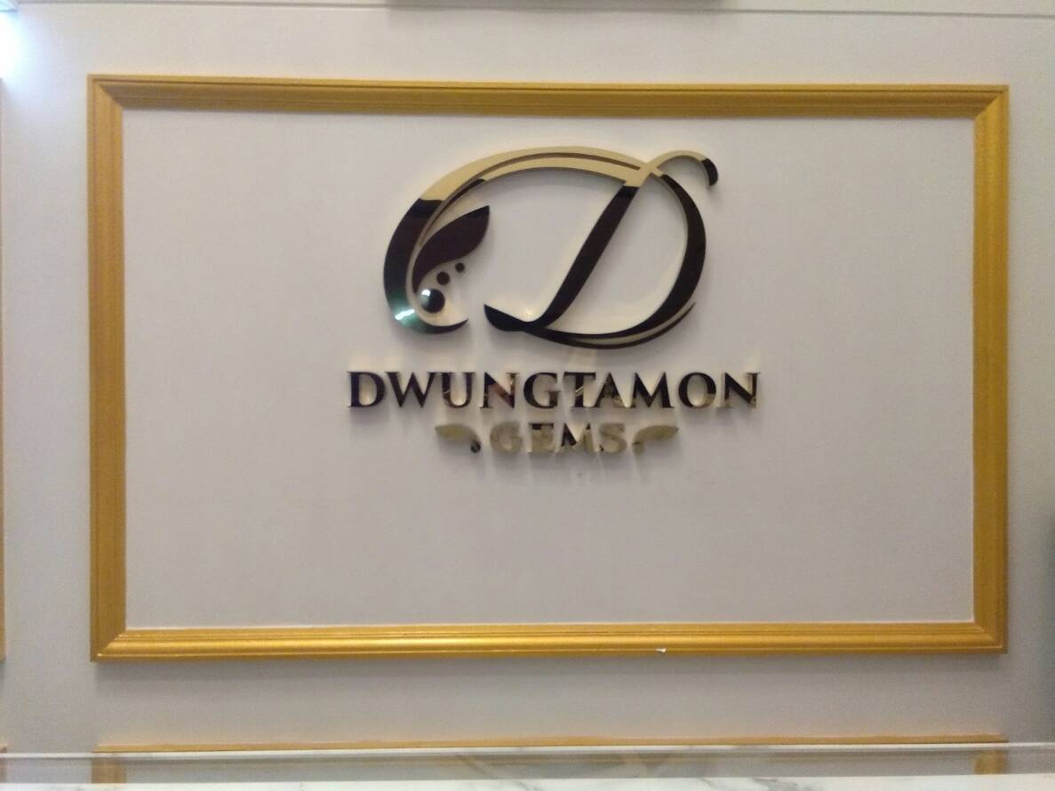 ป้ายโลโก้ สแตนเลสหน้าทองเงา ยกขอบ ร้าน #DWUNGTAMON GEMS