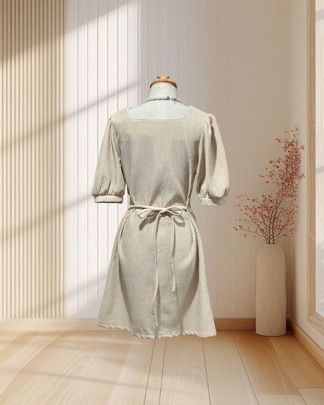 (PRE-LOVED) เดรสสั้นสีทอง มีแขน ผ้ายืด พร้อมสายผูกหลัง ไซส์ M