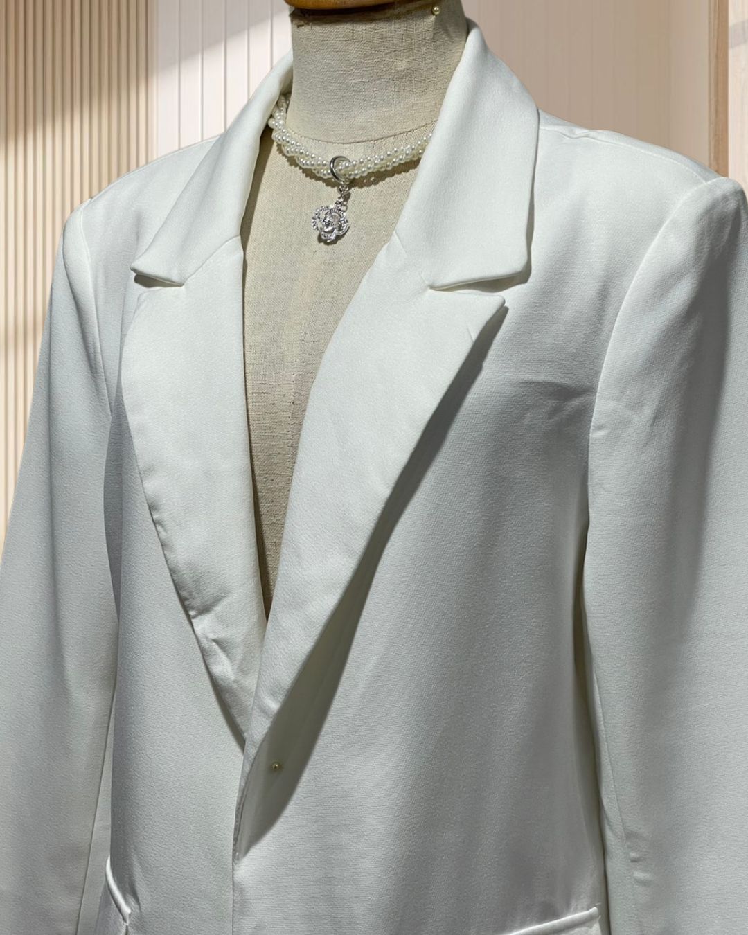 (PRE-LOVED) เสื้อสูทผู้หญิงสีขาว ไซส์ L