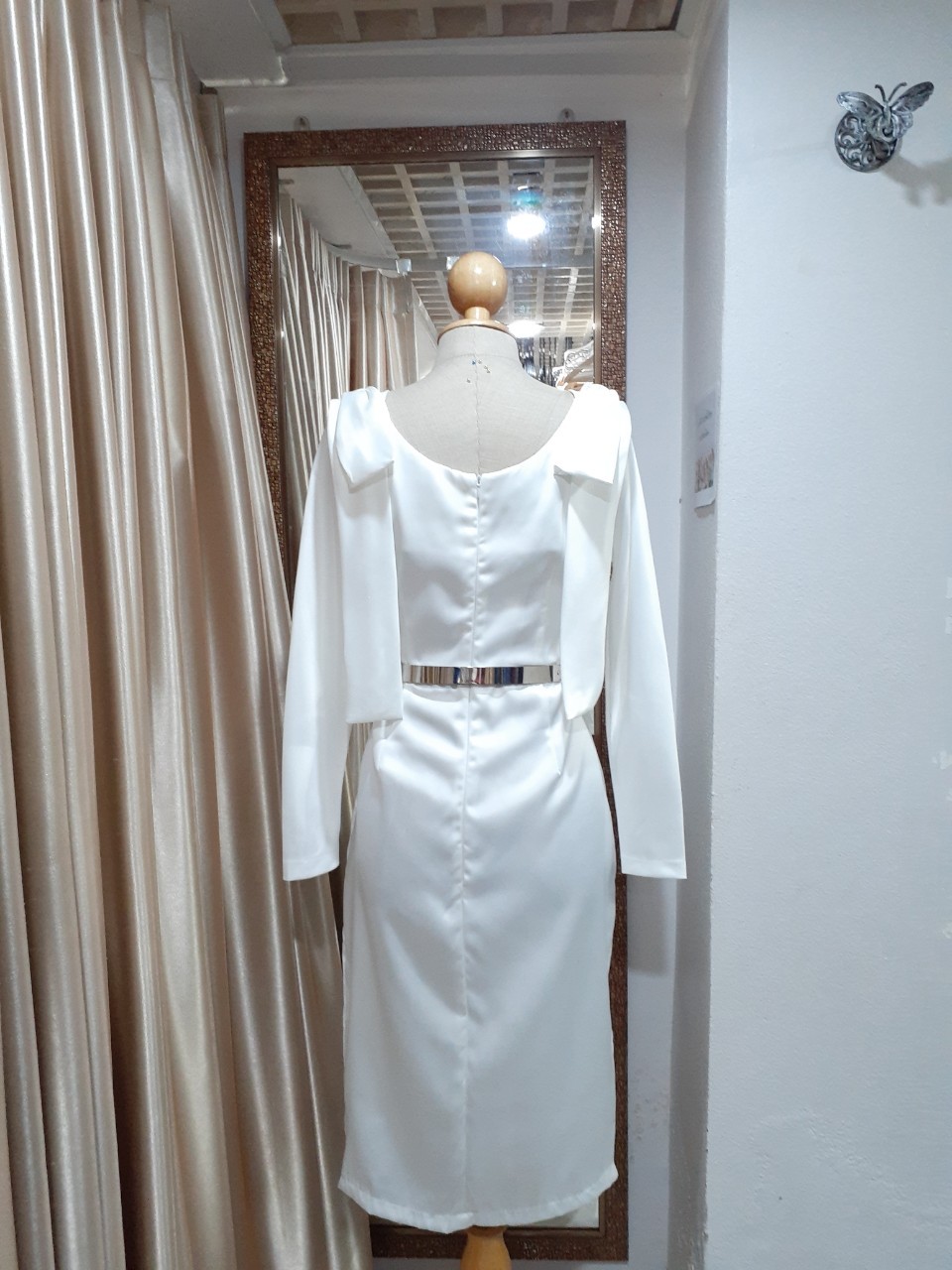 (PRE-LOVED)ชุดราตรีสั้นสีขาวแขนยาวคอเหลี่ยมไหล่โบว์2ข้าง (M)