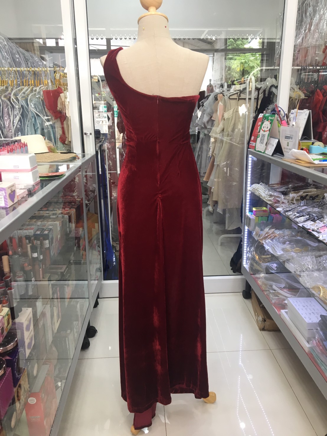 (PRE-LOVED) ราตรียาวสีแดงกำมะหยี่ไหล่ข้างเดียว (M)