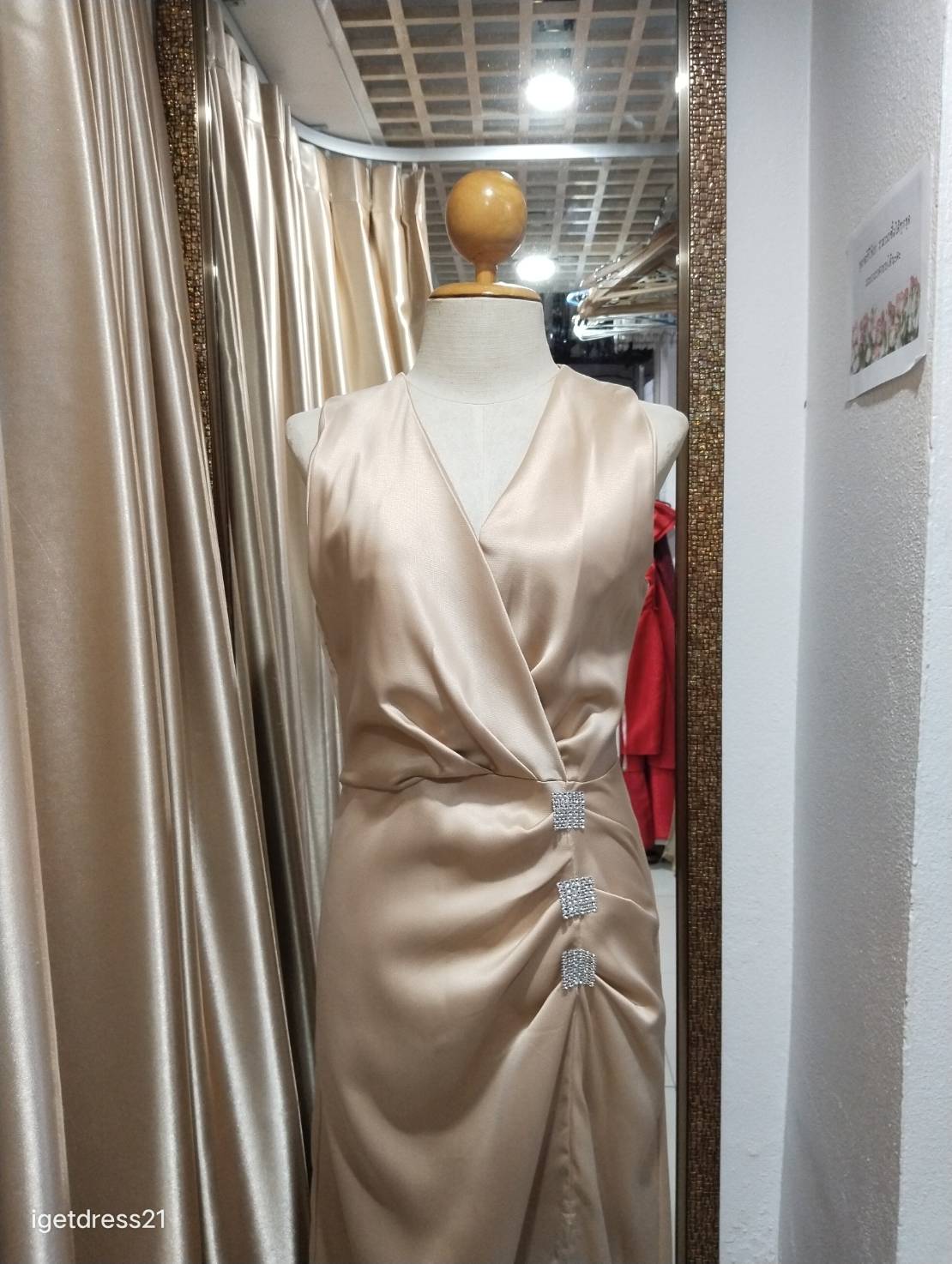 (PRE-LOVED) ราตรียาวสีทอง ผ้าซาตินแขนกุดเอวแต่งเพรช ไซส์ M