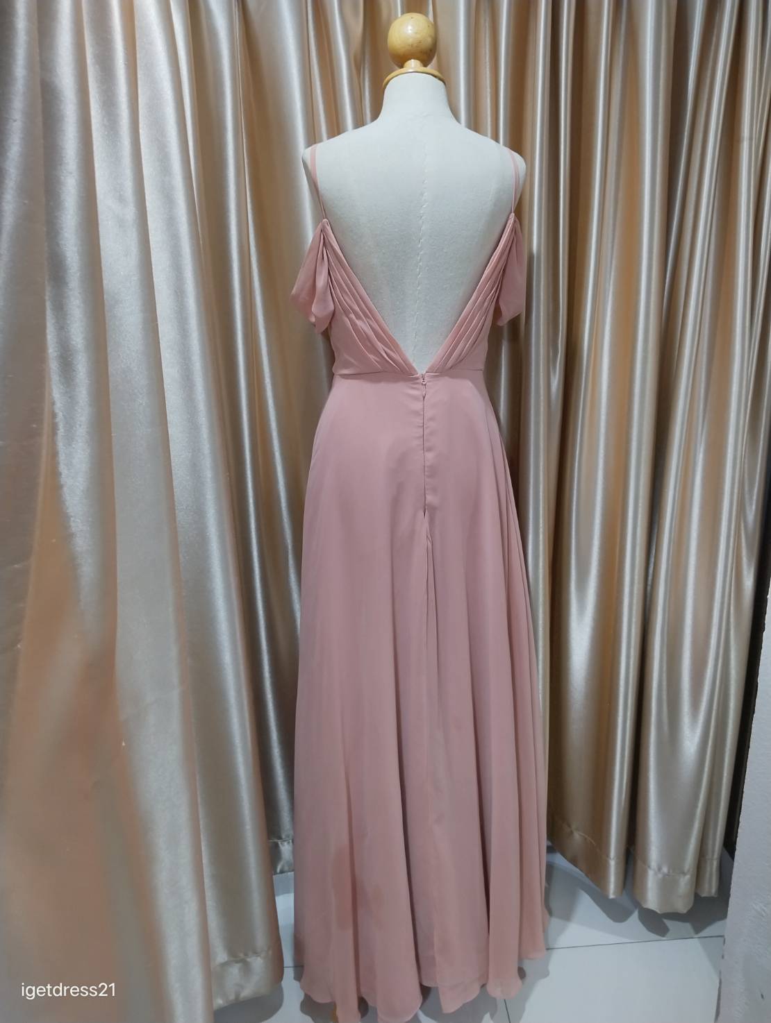 (PRE-LOVED) ชุดราตรียาวสายเดี่ยวชีฟองโอบแขน