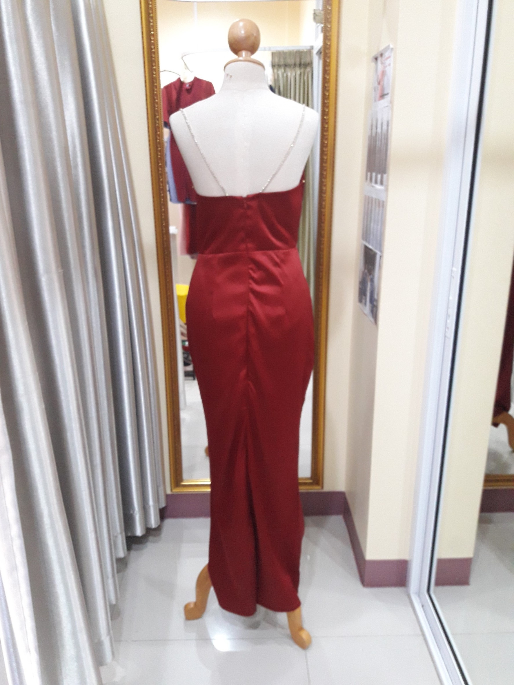 (PRE-LOVED) ชุดราตรียาวสีแดงสายเดี่ยวเพชร(S)