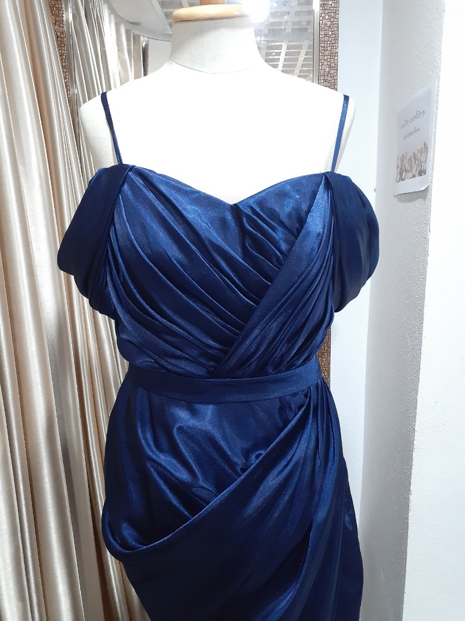 (PRE-LOVED) ชุดราตรียาวสีกรมสายเดี่ยวปิดไหล่อกจับจีบ M มือ2