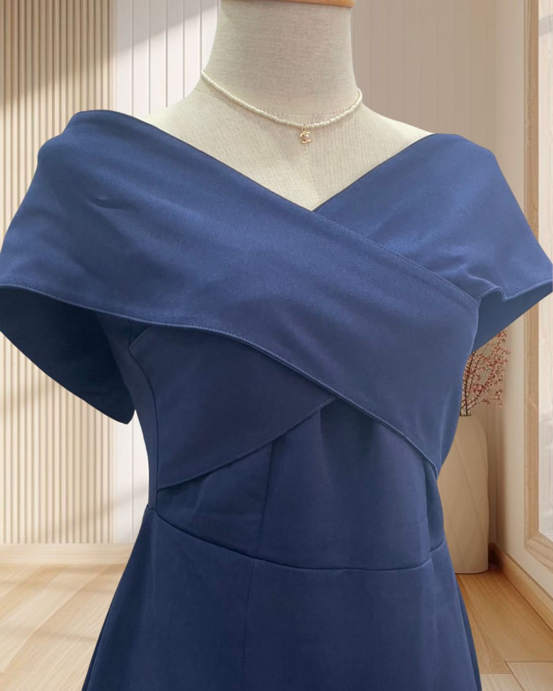 (PRE-LOVED) ราตรีสั้นสีกรมปาดไหล่ไขว้ ผ้าฮานาโกะ ไซส์ M