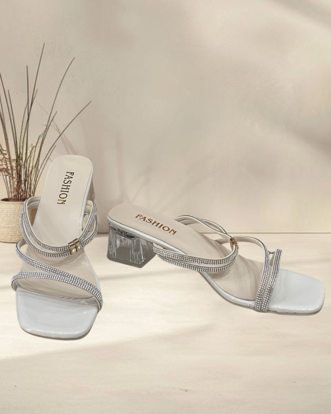 รองเท้าส้นแก้วสีขาว สายเพชร สูง 2 นิ้ว ไซส์ 41