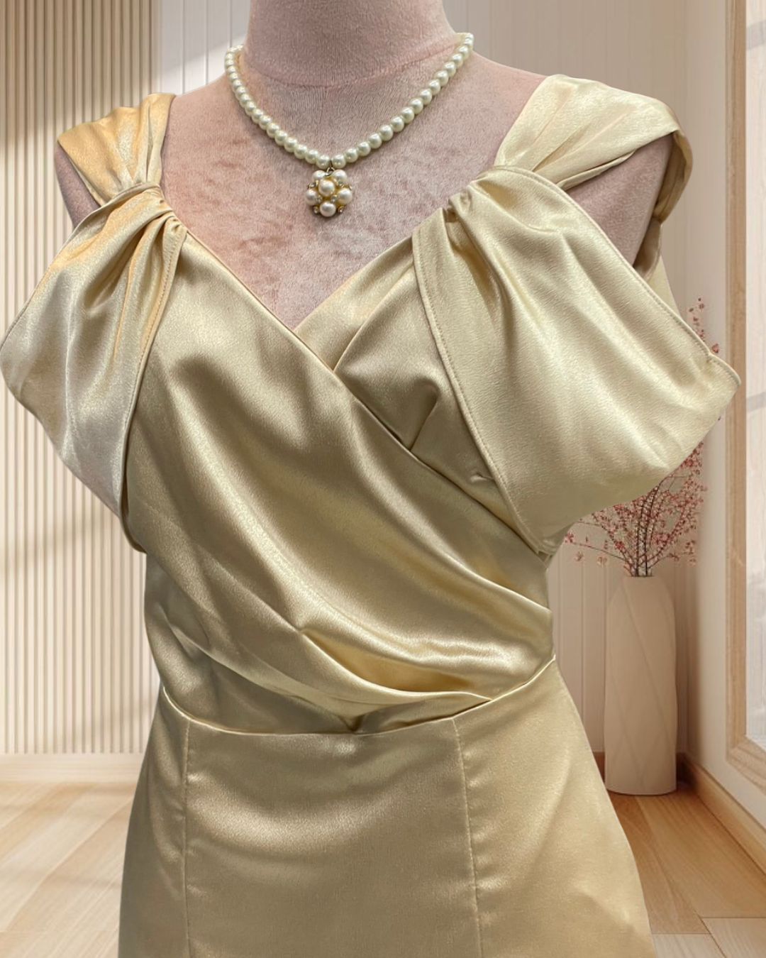 (PRE-LOVED) ราตรีสั้นสีทอง สายเดี่ยวใหญ่อ้อมแขน ผ้าเปเป้ ไซส์ S