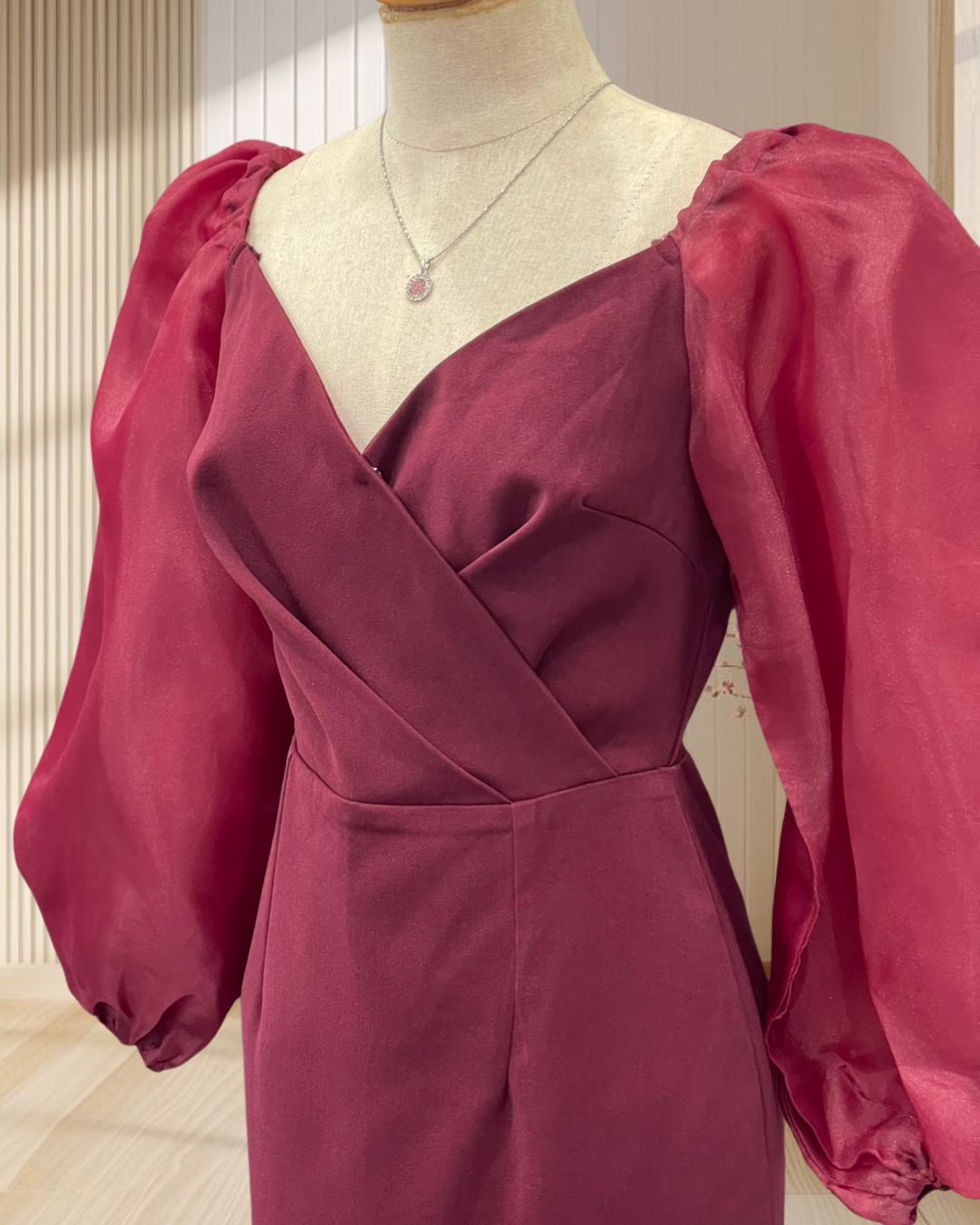 (PRE-LOVED) ราตรีสั้นสีแดง คอวี แขนยาวผ้าแก้ว ไซส์ S