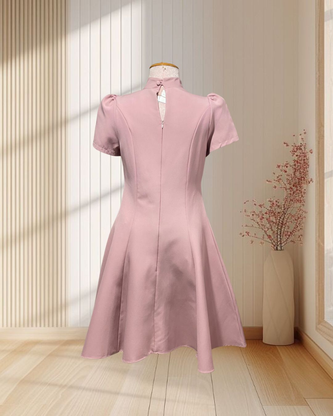 (PRE-LOVED) ราตรีสั้นสีชมพู เสื้อคลุมหลอกผ้าโคโค่ ไซส์ M