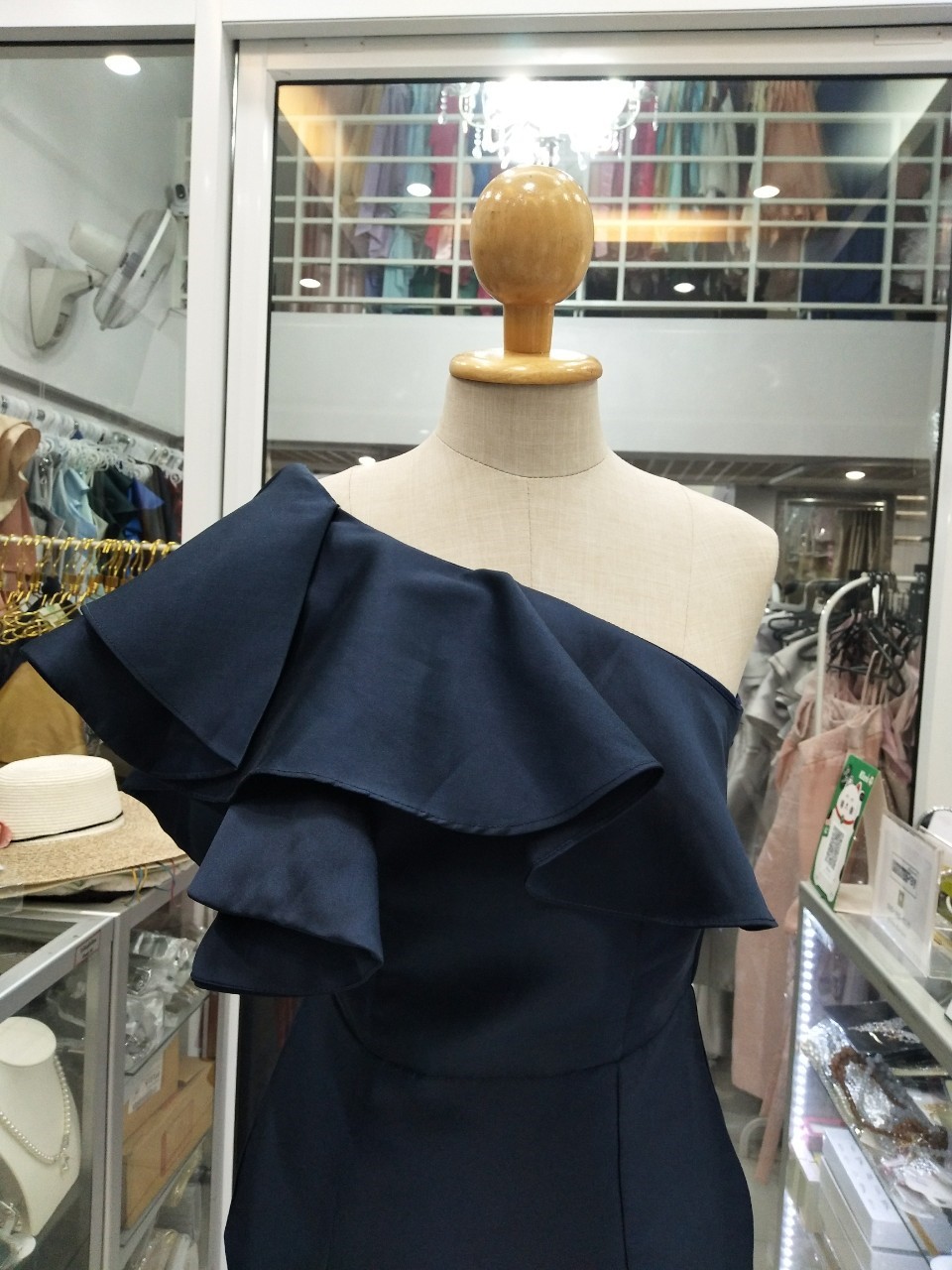 (PRE-LOVED) ราตรีสั้นสีกรมผ้าไหมไหล่เฉียงระบาย (S)