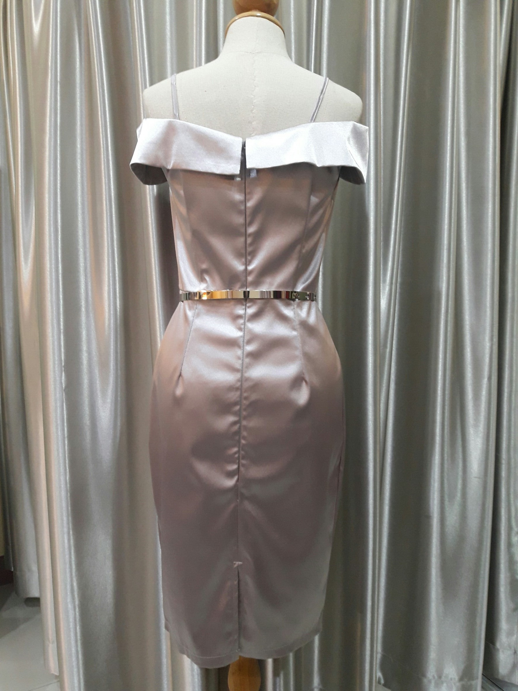 (PRE-LOVED) ราตรีสั้นสีเทาปาดไหล่ผ้าดัชเชส (S)