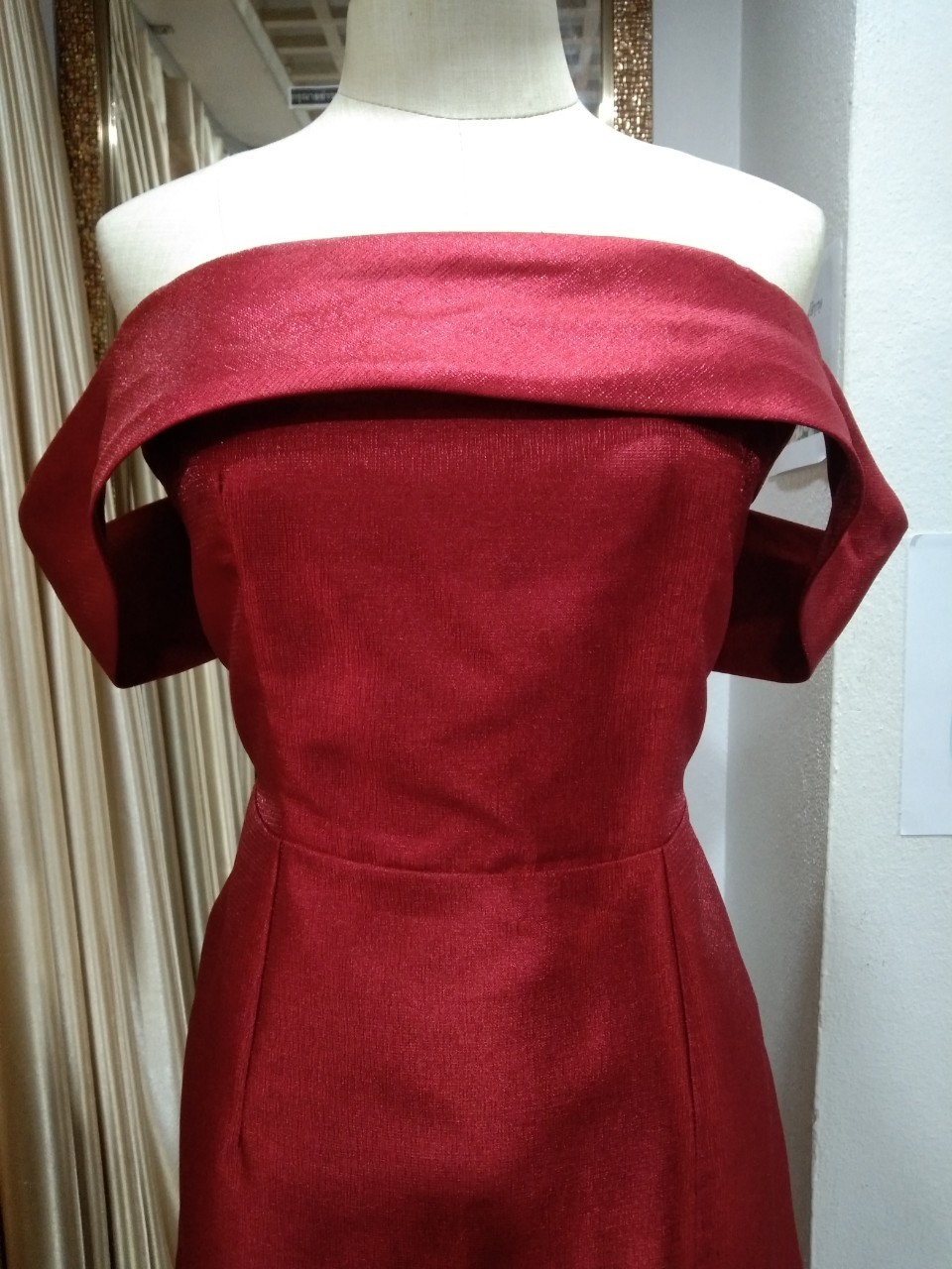 (PRE-LOVED) ราตรียาวสีแดงปาดไหล่ (S) มือ2