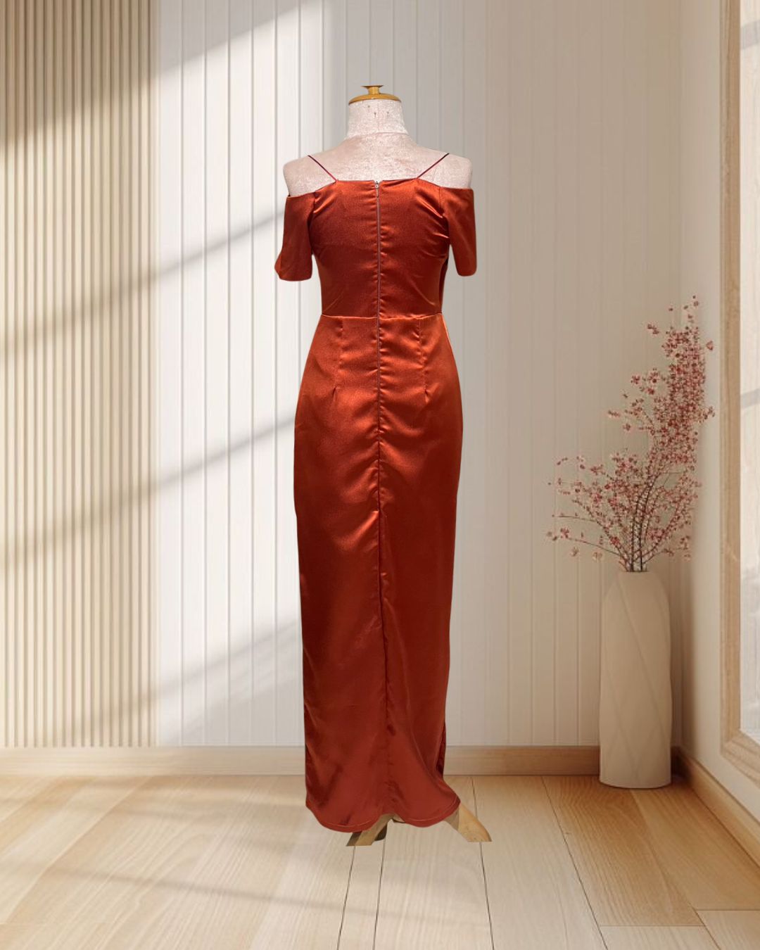 (PRE-LOVED) ราตรียาวสีส้มอิฐแขนสั้น ป้ายอกผ้าเปเป้สีสายเดี่ยว(S)